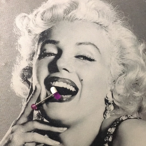 💊 Chill Pill Tongue Barbell - Picture 1 of 8